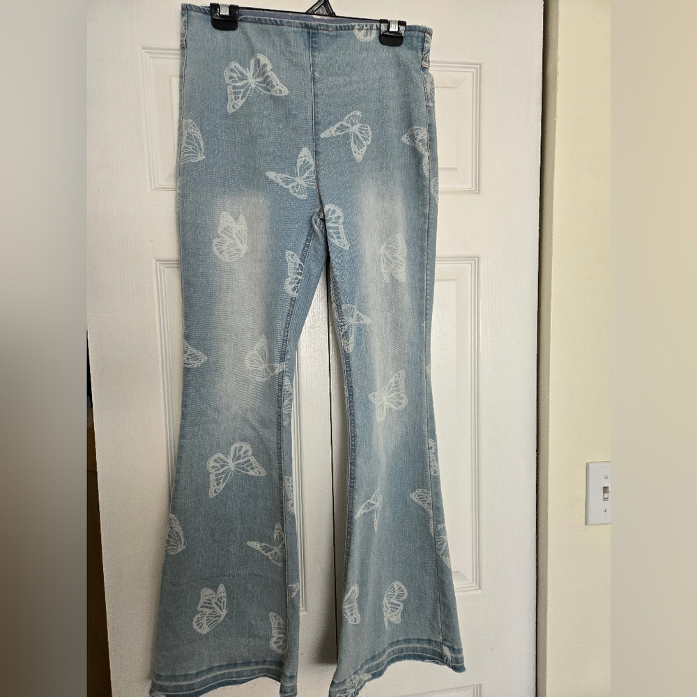 NWOT Junior No Boundaries  Light Blue Denim Bell Bottom Jeans Size M (7-9)